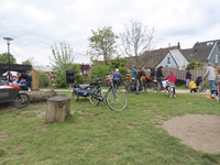 902336 Afbeelding van het opruimen van de kindervrijmarkt in de Dorpstuin aan de Rijksstraatweg te De Meern (gemeente ...